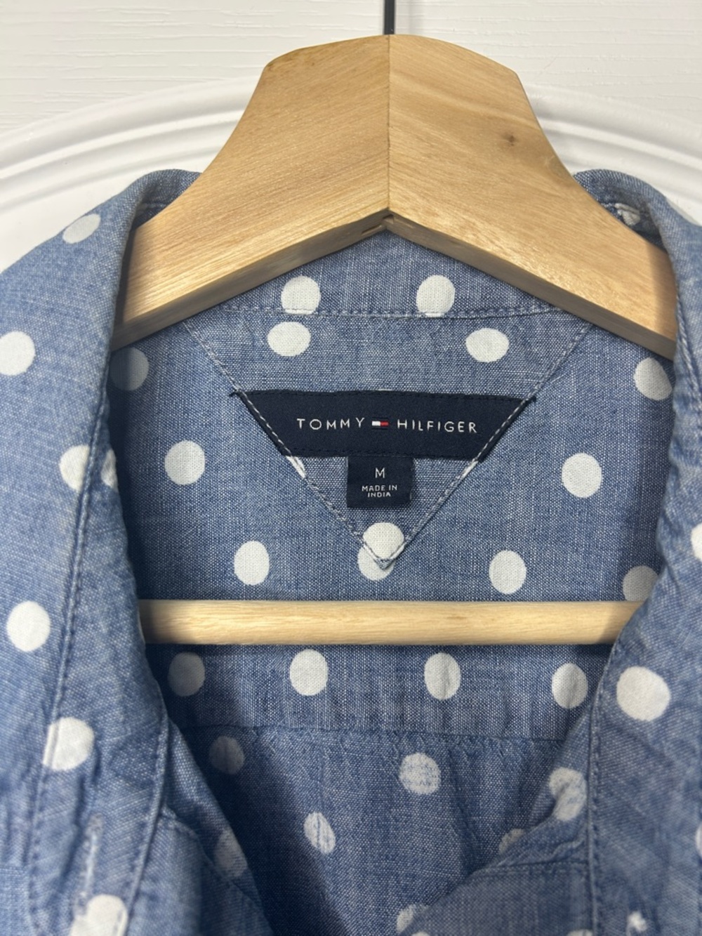 Tommy Hilfiger Top Women’s M Sleeveless Blue Chambray White Polka Dot Button Up - Picture 2 of 10